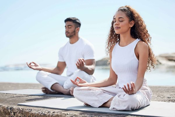 Peut-on participer à une croisière qui inclut des sessions de yoga au lever du soleil?